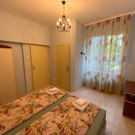 Apartment 113 In With 2br And 2 Full Bath *